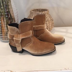 Justin Gypsy Elana Velvet Tan Booties